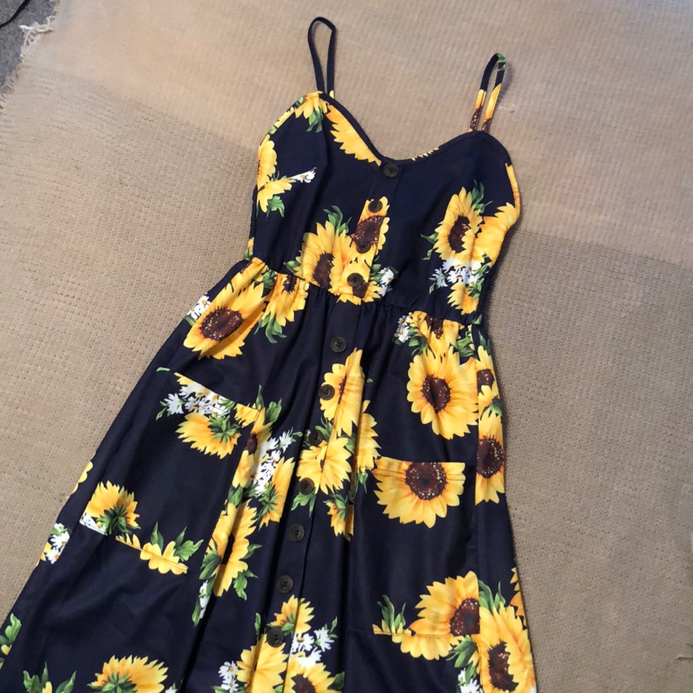 Knee length dress w/pockets & wood buttons